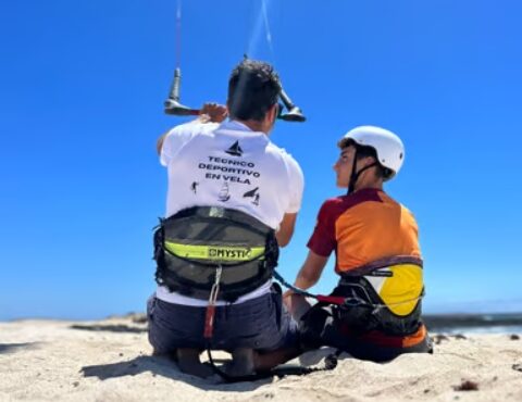beginner Kitesurfing lesson fly kite from the beach